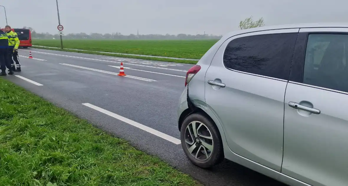 Camper raakt van de weg belandt in het water - Foto 8