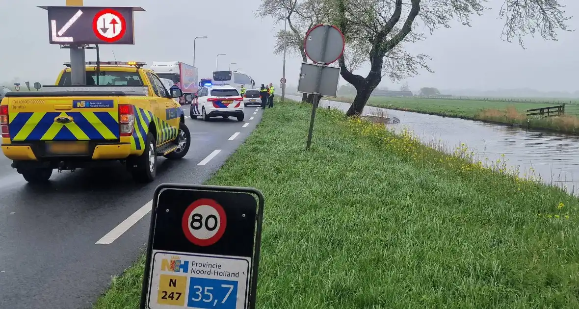 Camper raakt van de weg belandt in het water - Foto 9