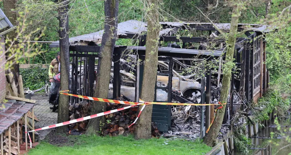 Twee auto's verwoest door brand in bijgebouw - Foto 6