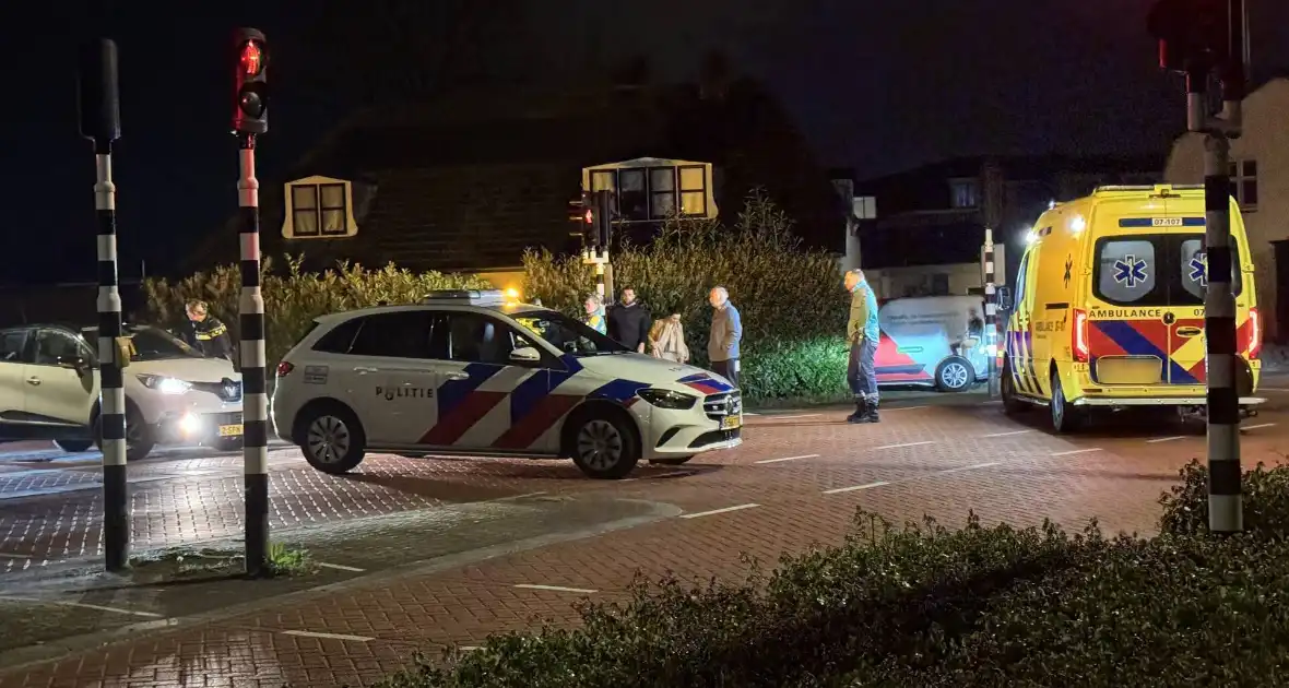 Twee voertuigen komen met elkaar in botsing - Foto 1