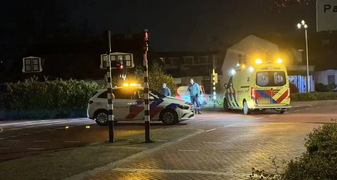 Twee voertuigen komen met elkaar in botsing - Foto 2