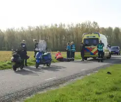 Twee auto's op elkaar wanneer bestuurders naar ander ongeval kijken