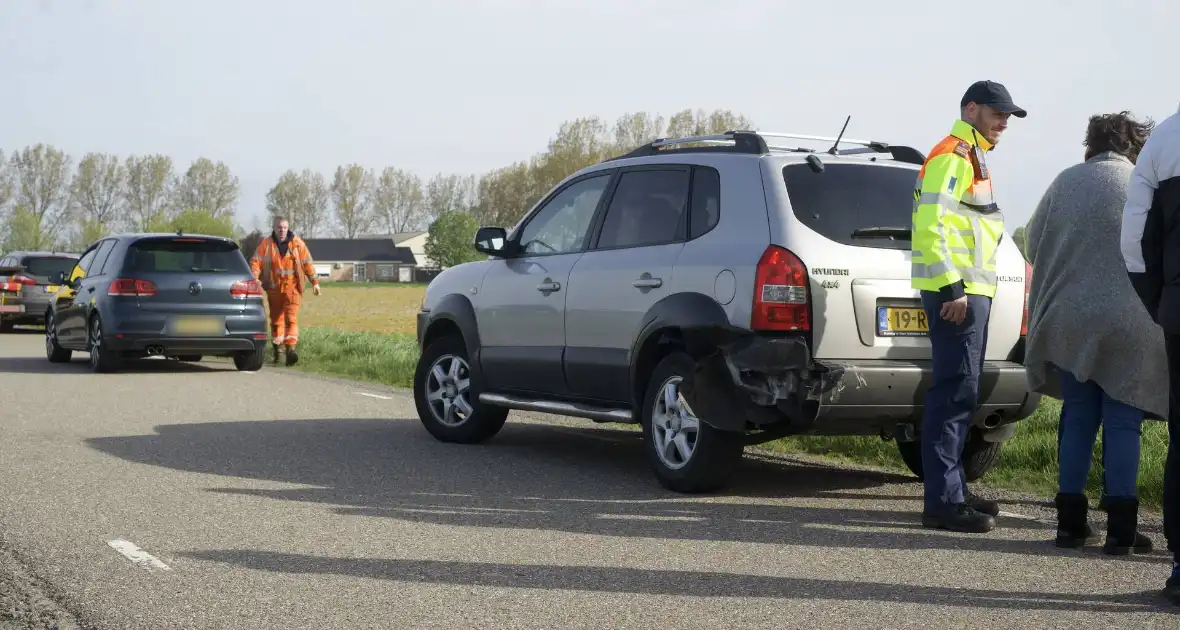 Twee auto's op elkaar wanneer bestuurders naar ander ongeval kijken - Foto 2