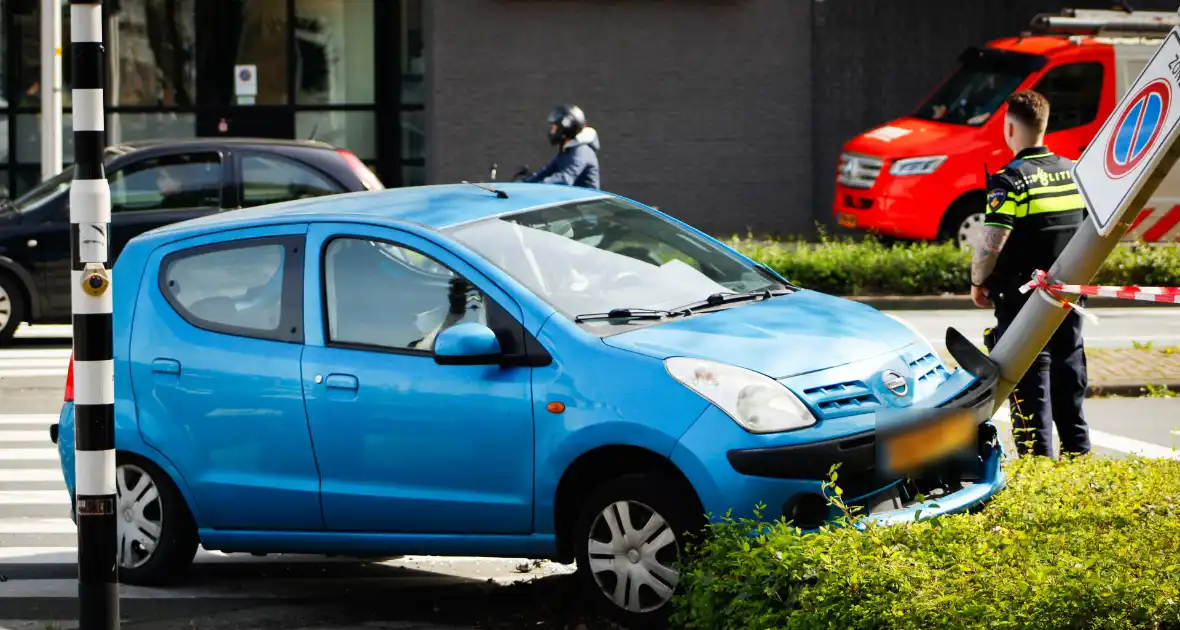 Twee voertuigen fiks beschadigd bij aanrijding - Foto 5