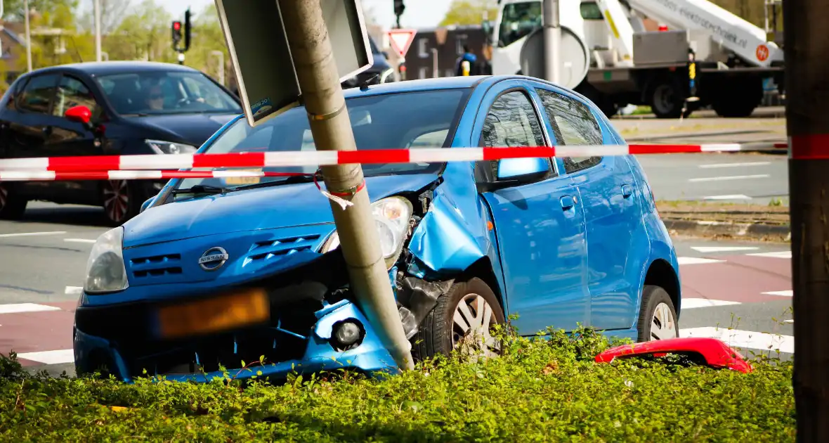 Twee voertuigen fiks beschadigd bij aanrijding - Foto 6