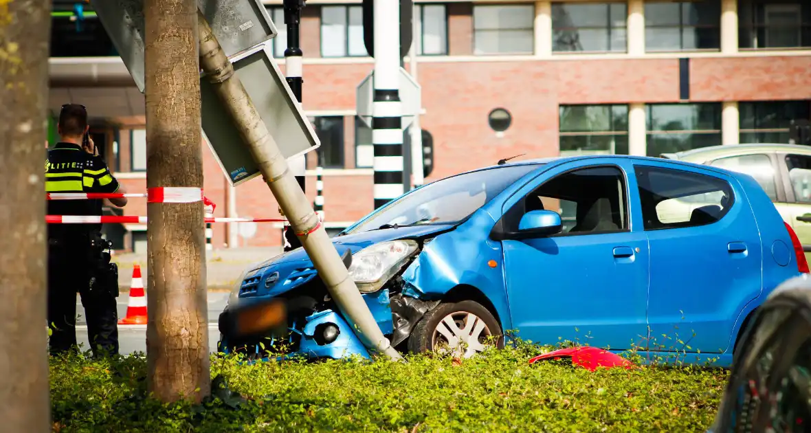 Twee voertuigen fiks beschadigd bij aanrijding - Foto 7