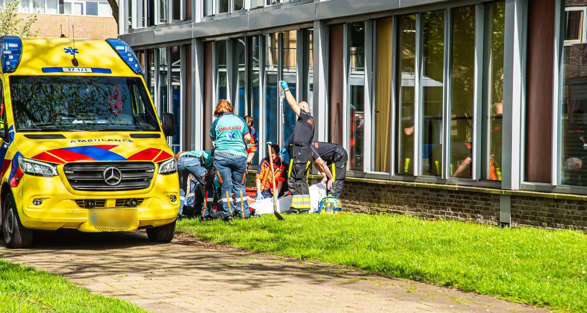 Traumateam ingezet voor medische noodsituatie bij flat - Foto 2