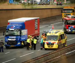 Twee vrachtwagens klappen op elkaar