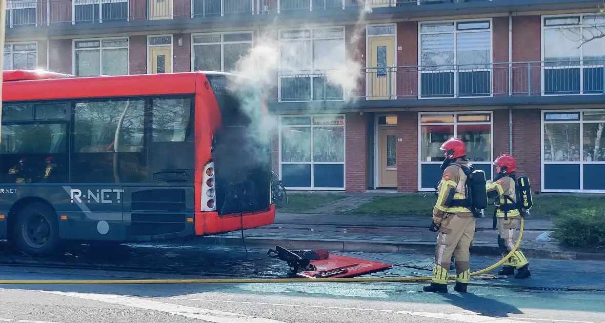 Lijnbus zwaar beschadigd door brand - Foto 2