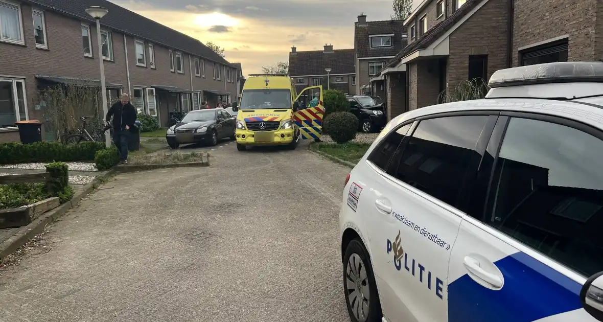 Voertuig knalt tegen voorgevel van woonhuis