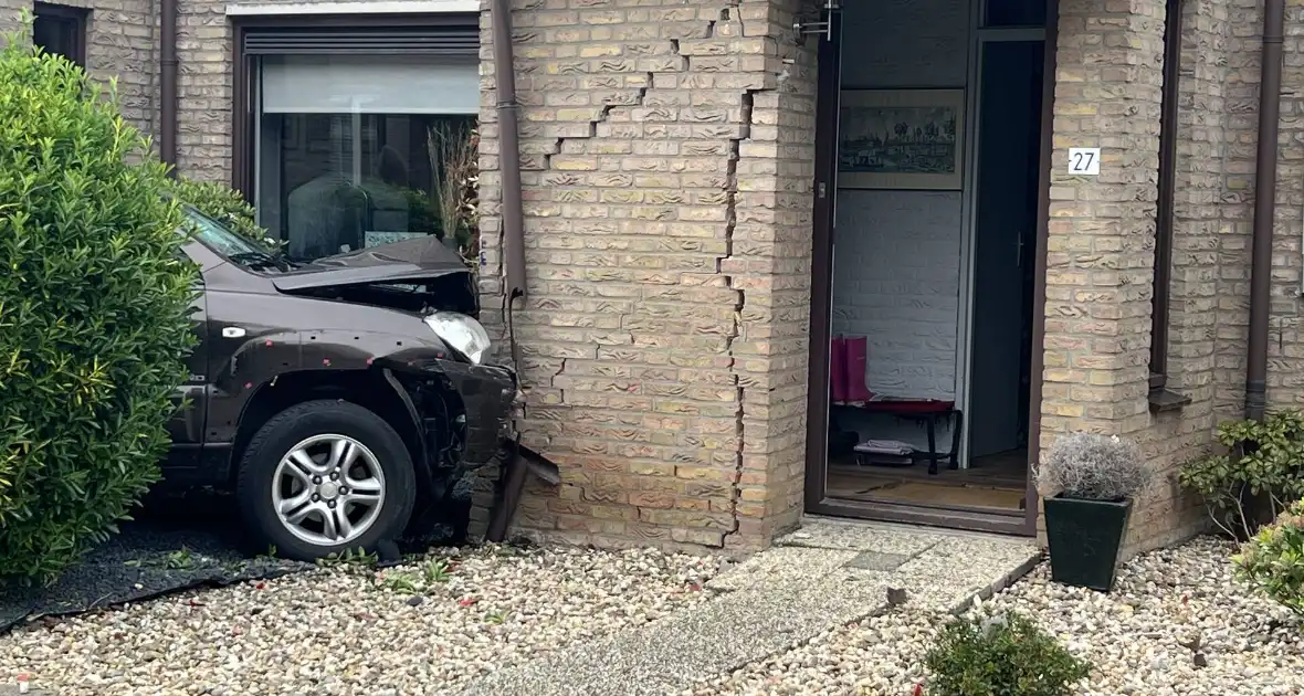 Voertuig knalt tegen voorgevel van woonhuis - Foto 1