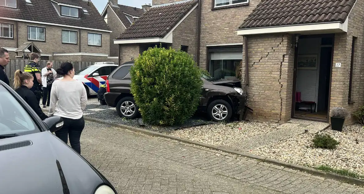 Voertuig knalt tegen voorgevel van woonhuis - Foto 2