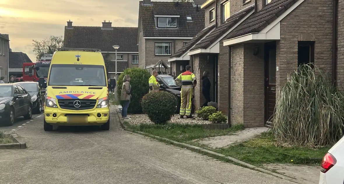 Voertuig knalt tegen voorgevel van woonhuis - Foto 4