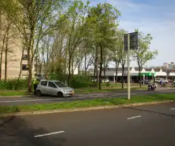 Auto en vuilniswagen botsen op kruising