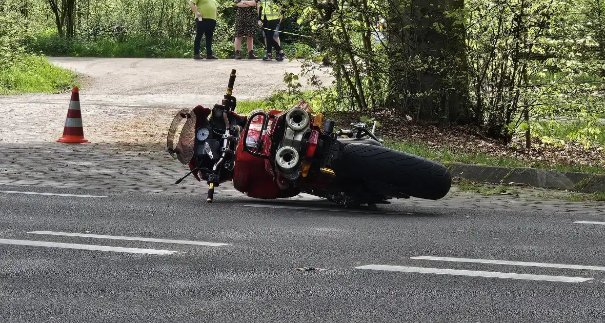 Motorrijders ernstig gewond na val - Foto 1