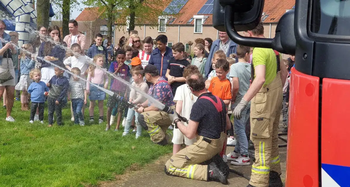 Brandweer bezorgt kinderen leuke dag op voorjaarsfair - Foto 12