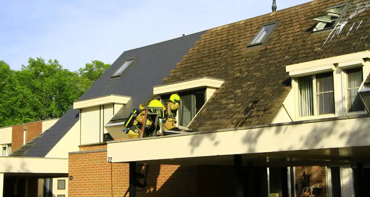 Brandweer breekt dak open om brand te bestrijden - Foto 11