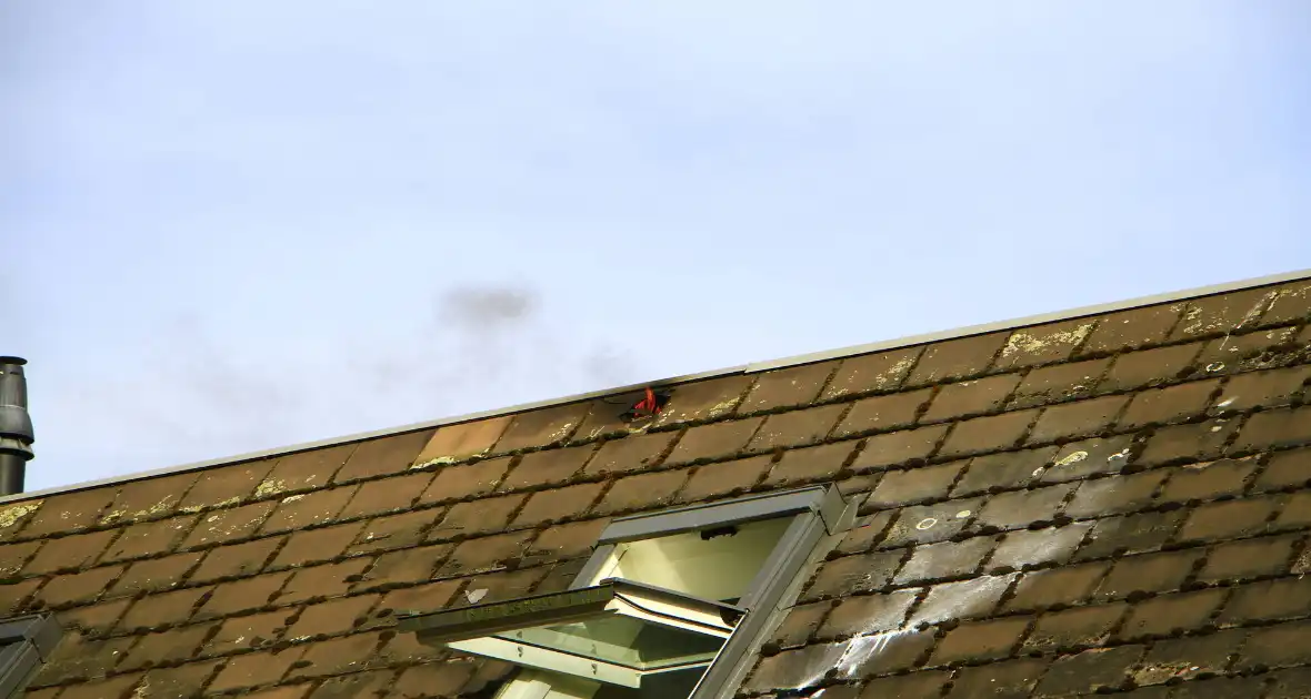 Brandweer breekt dak open om brand te bestrijden - Foto 14