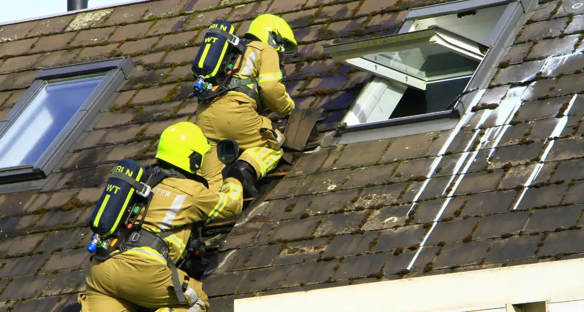 Brandweer breekt dak open om brand te bestrijden - Foto 2