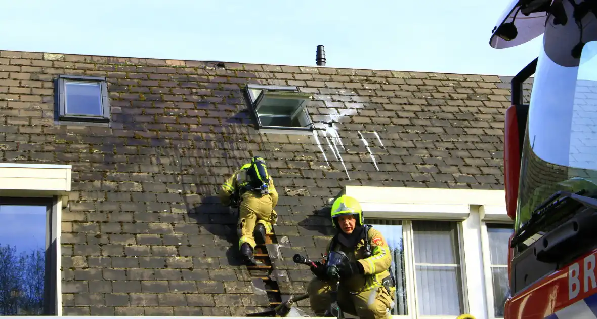 Brandweer breekt dak open om brand te bestrijden - Foto 6