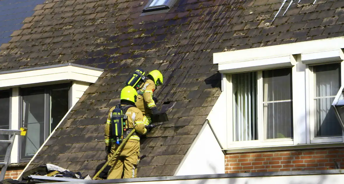 Brandweer breekt dak open om brand te bestrijden - Foto 7