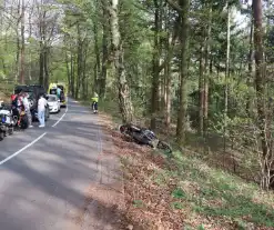 Motorrijder vliegt uit de bocht en komt hard ten val