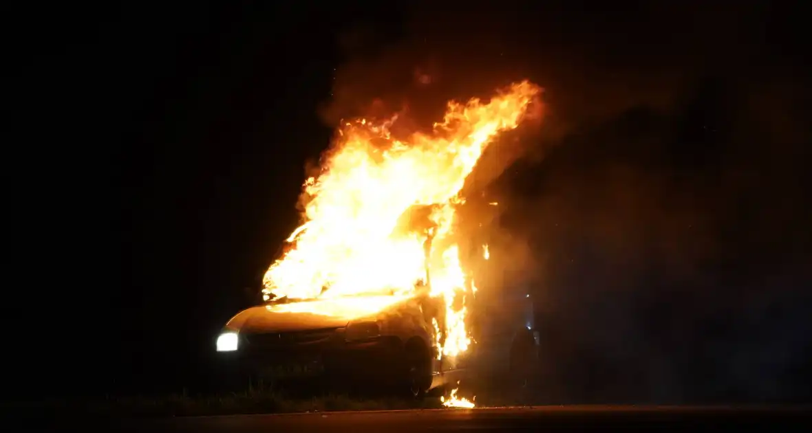 Busje volledig uitgebrand op N34