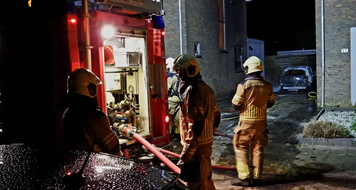 Auto brandt volledig uit naast woning