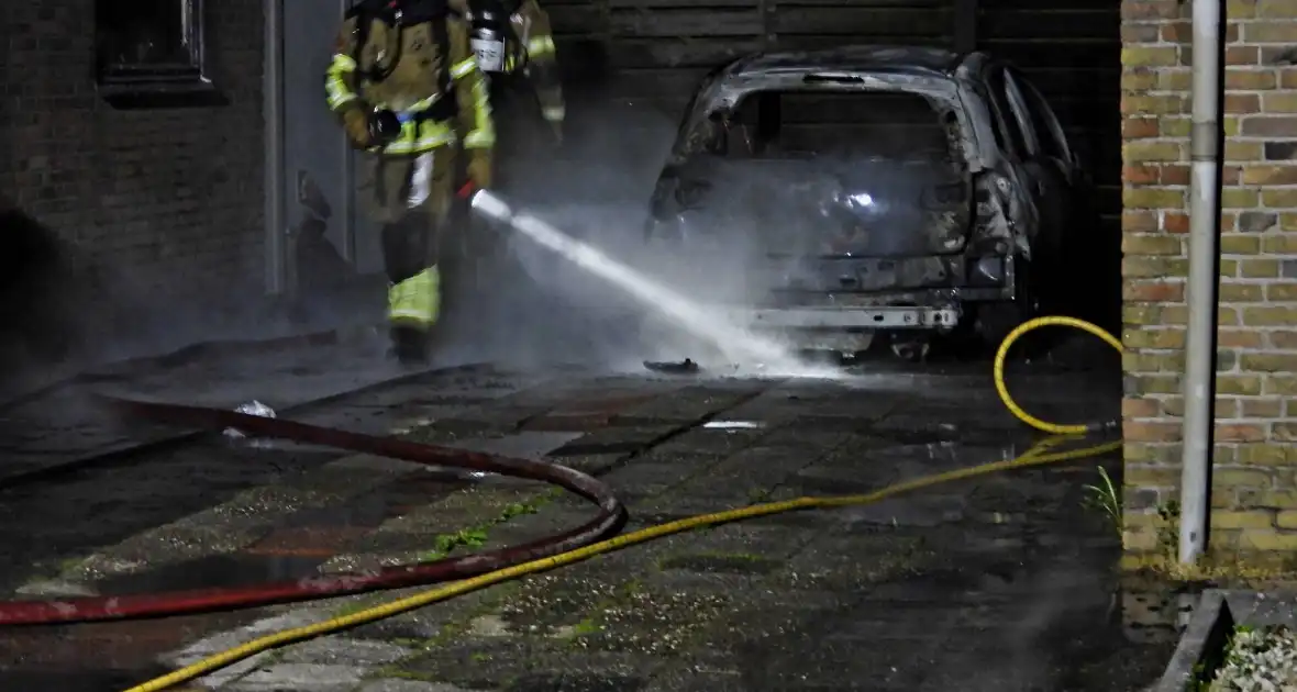 Auto brandt volledig uit naast woning - Foto 1