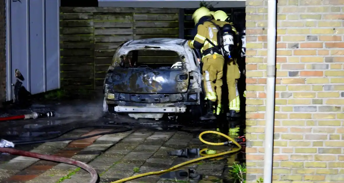 Auto brandt volledig uit naast woning - Foto 10