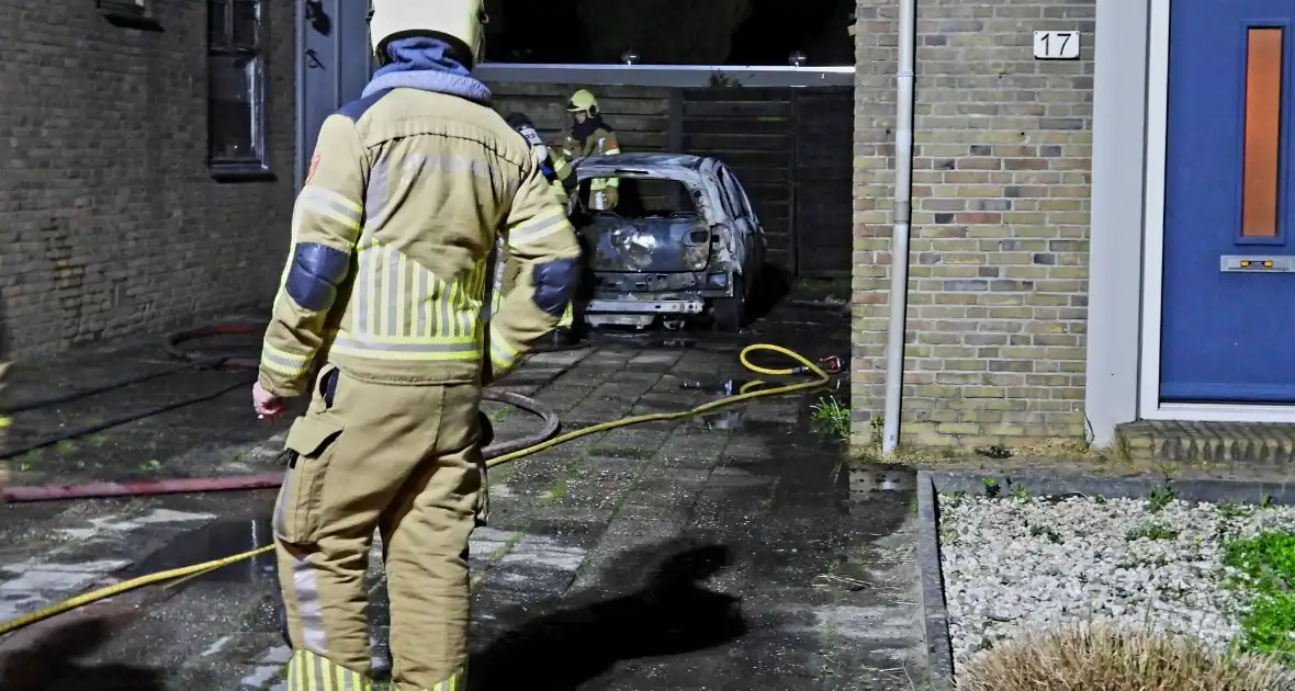 Auto brandt volledig uit naast woning - Foto 11