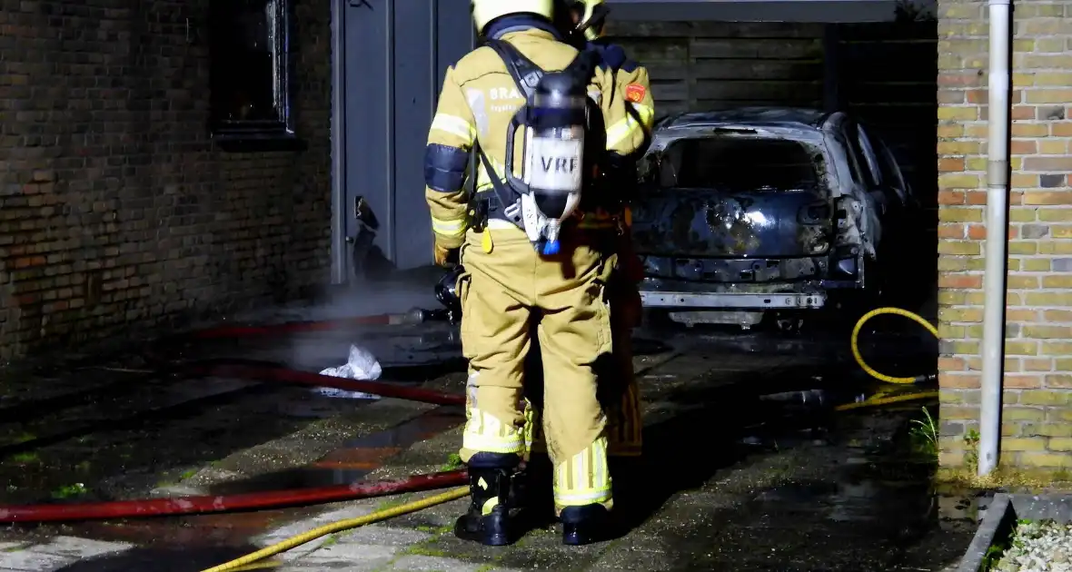 Auto brandt volledig uit naast woning - Foto 2