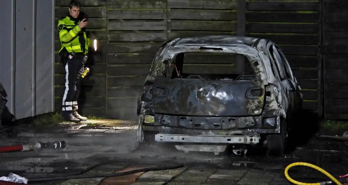 Auto brandt volledig uit naast woning - Foto 7