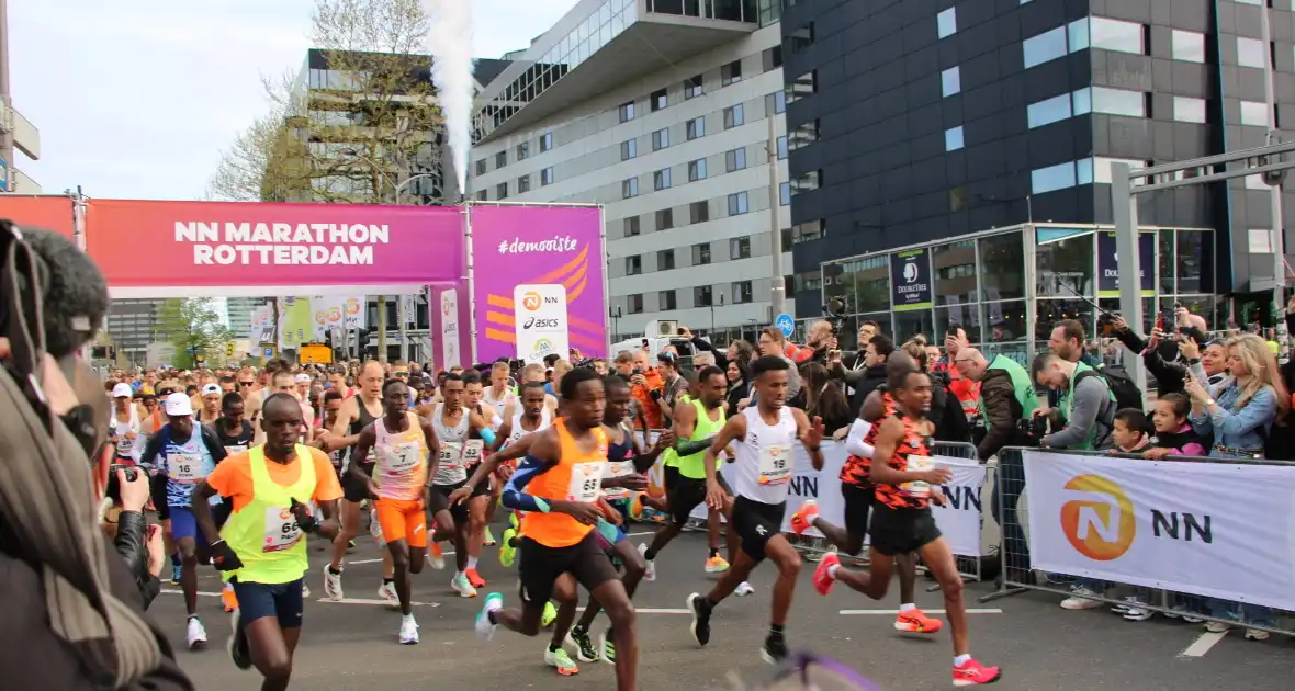 43e NN marathon Rotterdam van start met voor de laatste keer Lee Towers - Foto 13