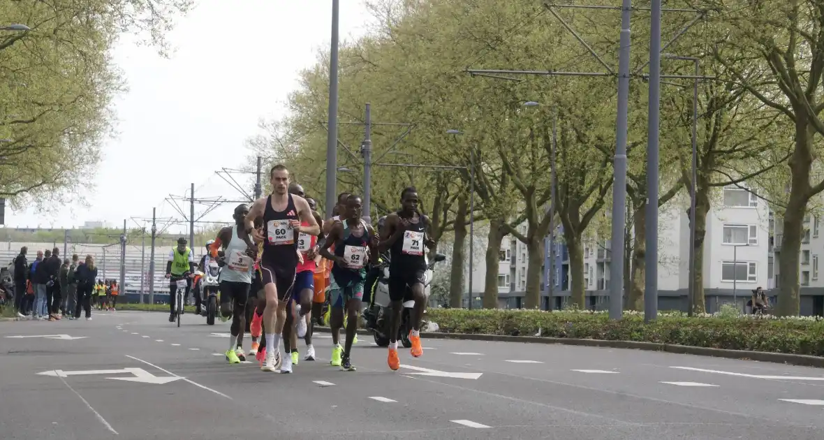 43e NN marathon Rotterdam van start met voor de laatste keer Lee Towers - Foto 18