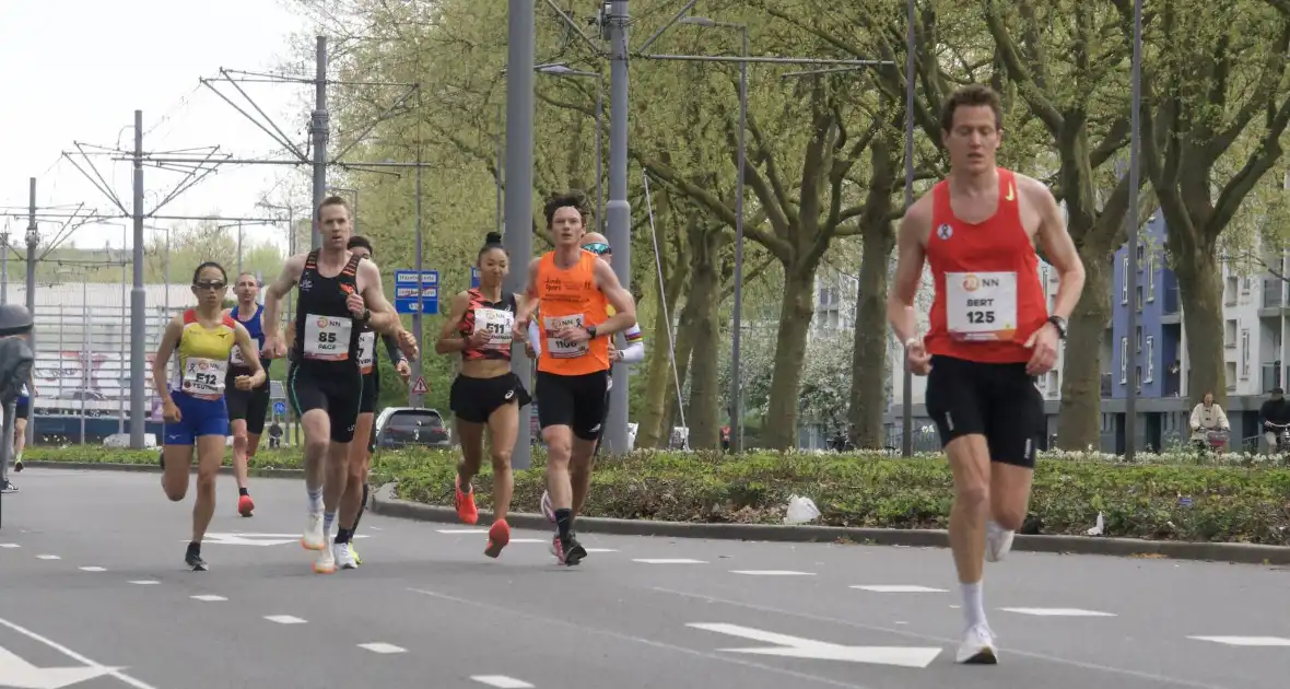 43e NN marathon Rotterdam van start met voor de laatste keer Lee Towers - Foto 23