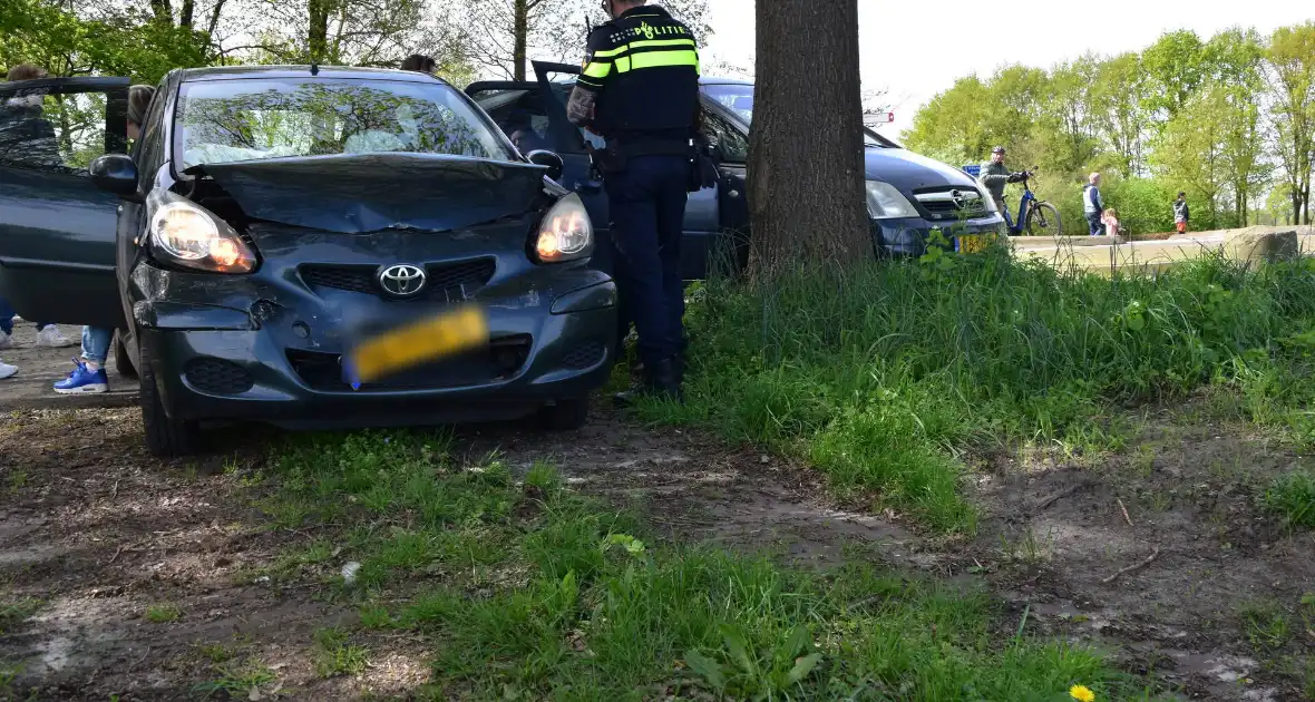 Veel schade bij kop-staart botsing na remmen bij kruispunt