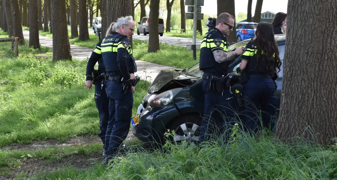 Veel schade bij kop-staart botsing na remmen bij kruispunt - Foto 2