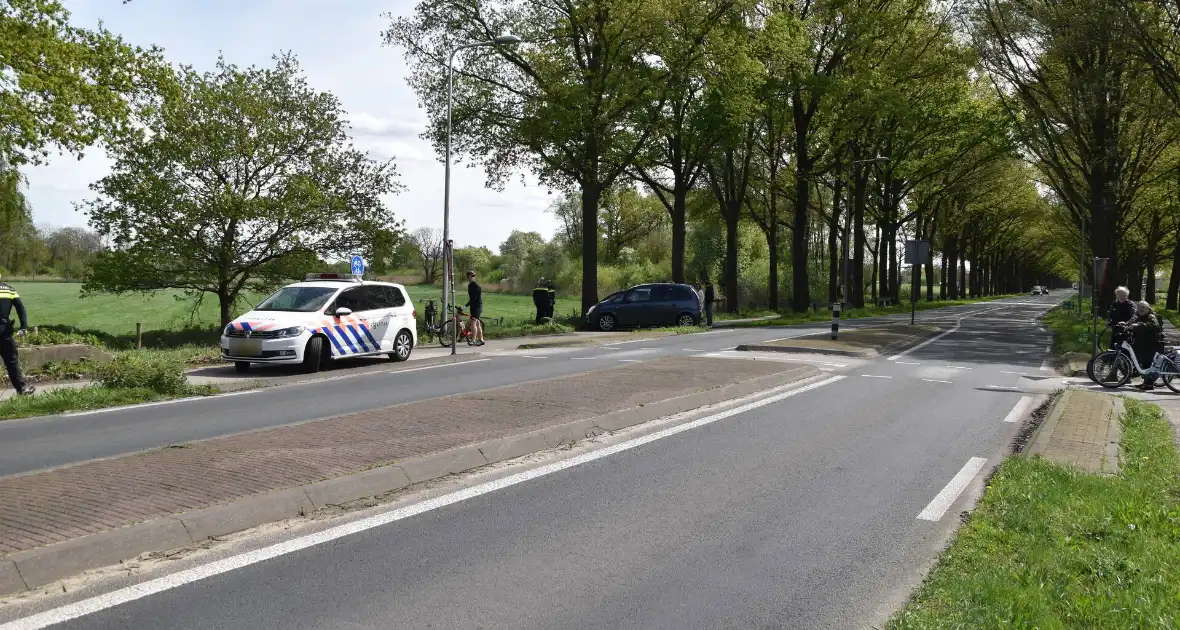 Veel schade bij kop-staart botsing na remmen bij kruispunt - Foto 3