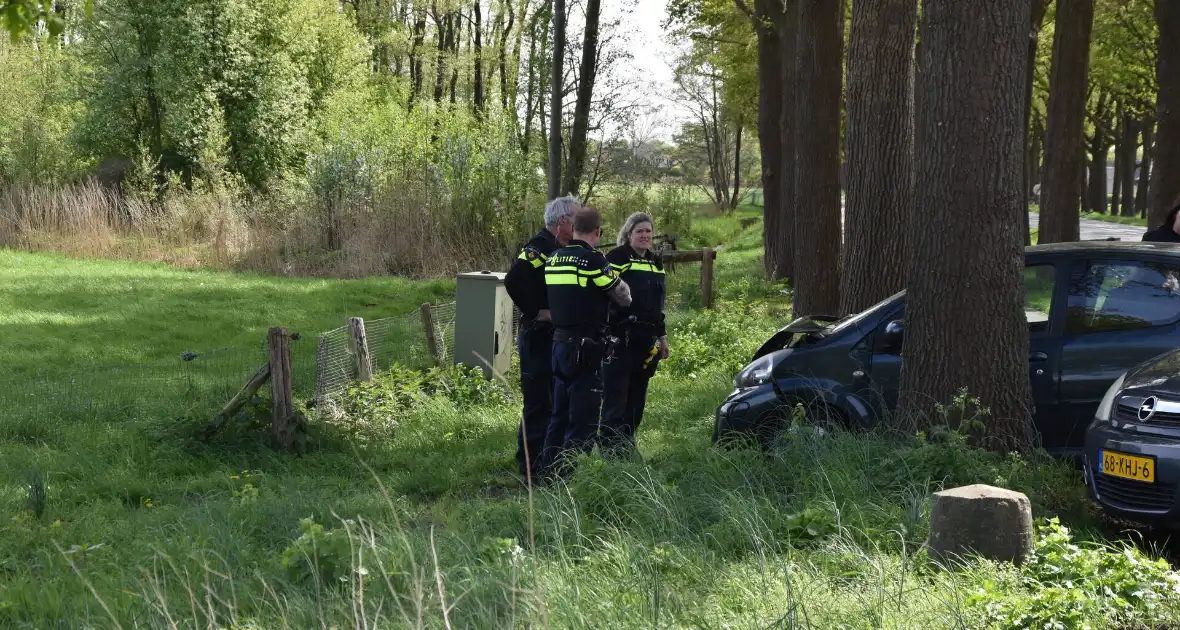 Veel schade bij kop-staart botsing na remmen bij kruispunt - Foto 4