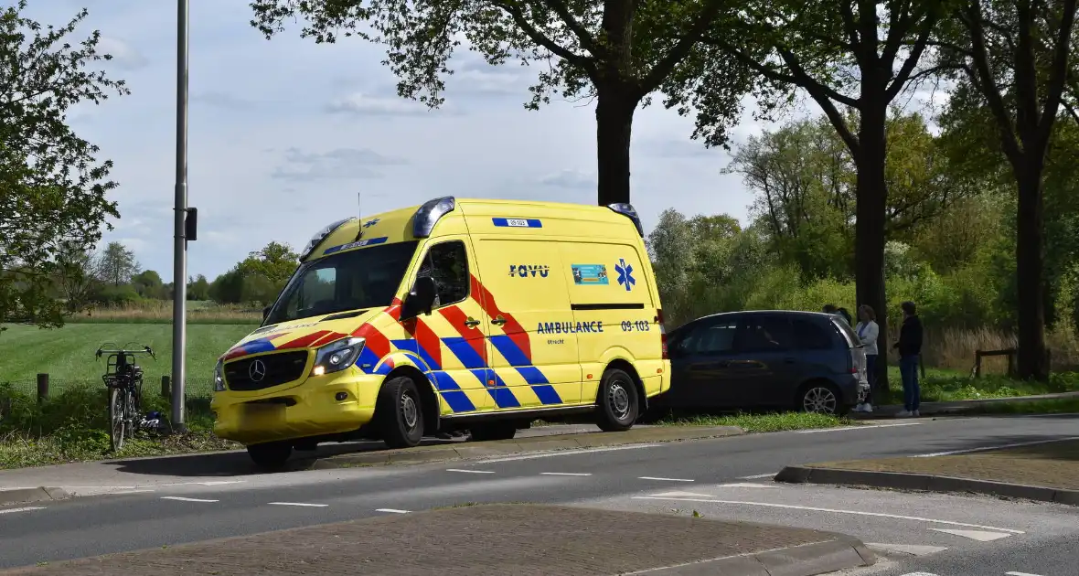 Veel schade bij kop-staart botsing na remmen bij kruispunt - Foto 7