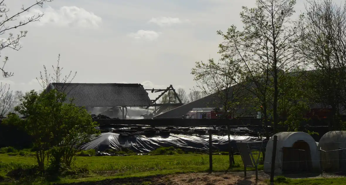 Schuur boerenerf brandt volledig uit - Foto 7