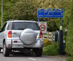 Schade bij ongeval tussen twee auto's en motor