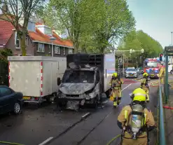 Bestelbus brandt volledig af