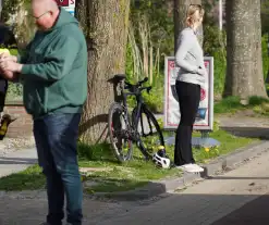 Wielrenner komt hard ten val na ongeval met auto