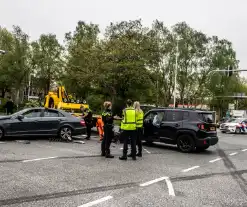 Veel schade nadat auto door rood rijdt