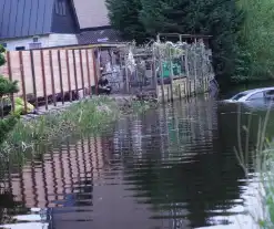 Bestuurder rijdt met 3 bijrijders de sloot in