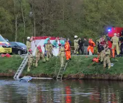 Omstanders springen in het water om ernstig gewonde automobilist te redden