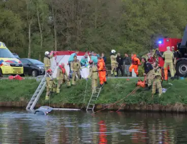 Omstanders springen in het water om ernstig gewonde automobilist te redden