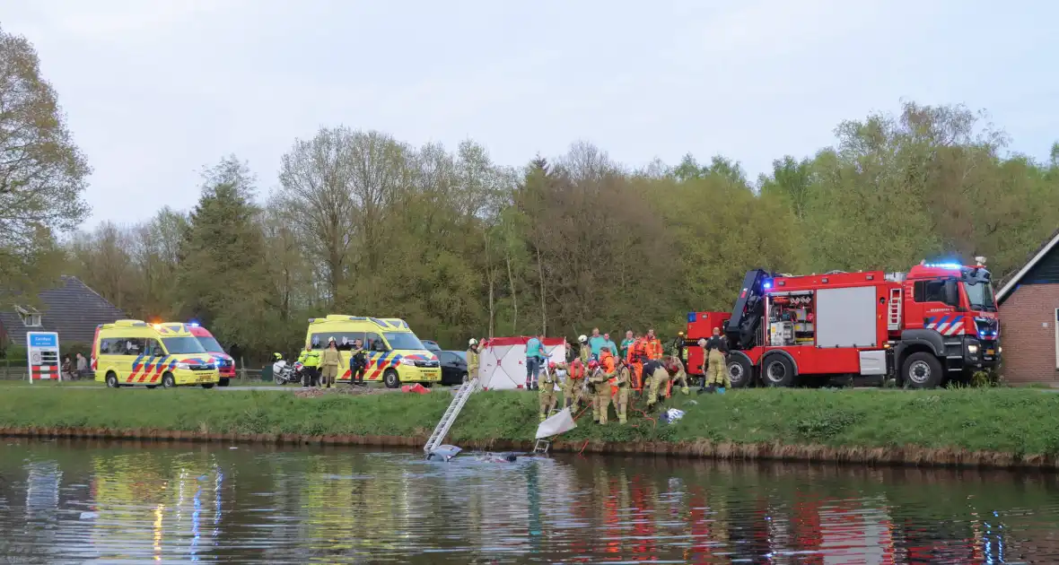 Omstanders springen in het water om ernstig gewonde automobilist te redden - Foto 3